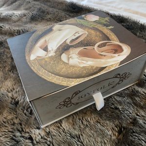 Joyfolie Amie Heels Ivory Cream EUC size 2